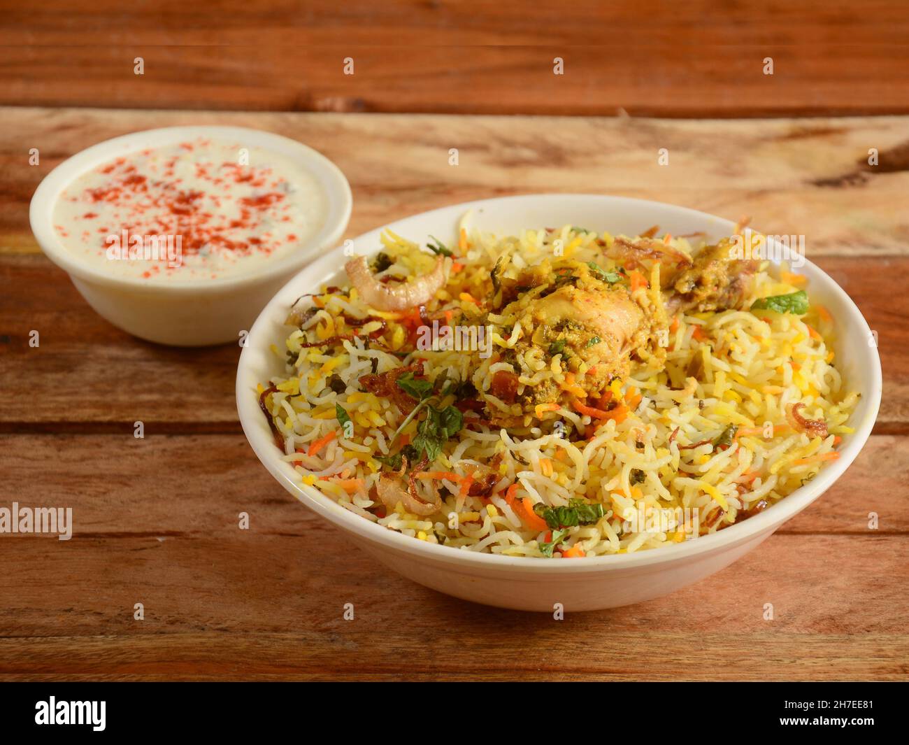 Traditionelles Hyderabadi Chicken dum Biryani aus Basmati-Reis, zubereitet mit Masala-Gewürzen, serviert mit Joghurt, selektiver Fokus Stockfoto