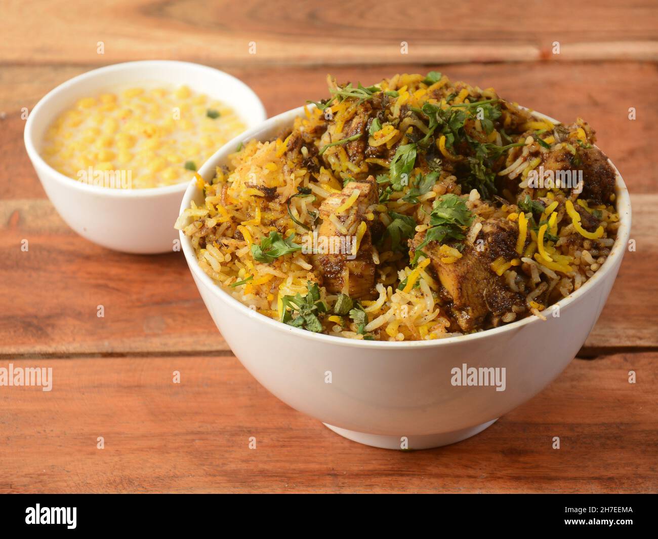 Traditionelles Hyderabadi Chicken dum Biryani aus Basmati-Reis, zubereitet mit Masala-Gewürzen, serviert mit Boondi Raita, selektiver Konzentration Stockfoto