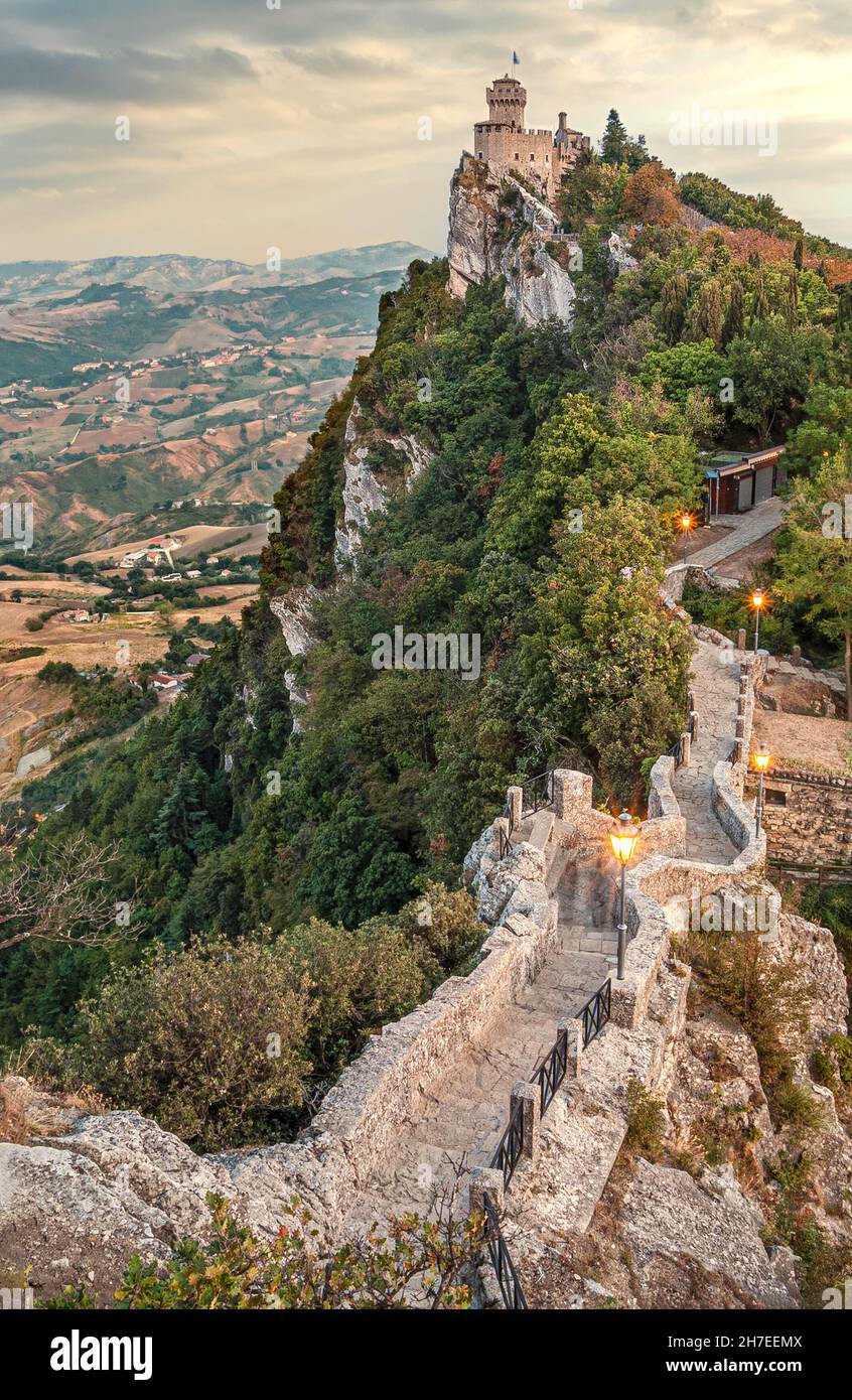 Felsbrücke zum Turm La Cesta oder zweiter Turm auf dem höchsten Gipfel des Monte Titano von San Marino Stockfoto
