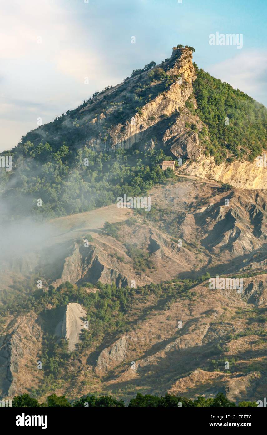 Panoramablick auf den Maiolo-Hügel in der Nähe von San Leo, Emilia-Romagna, Italien Stockfoto