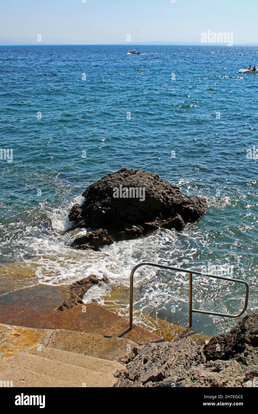 Blick von der Strandpromenade von Icici, dem felsigen Strand, der Adriaküste, der Kvarner Bucht, Städtedetails, Kroatien Stockfoto