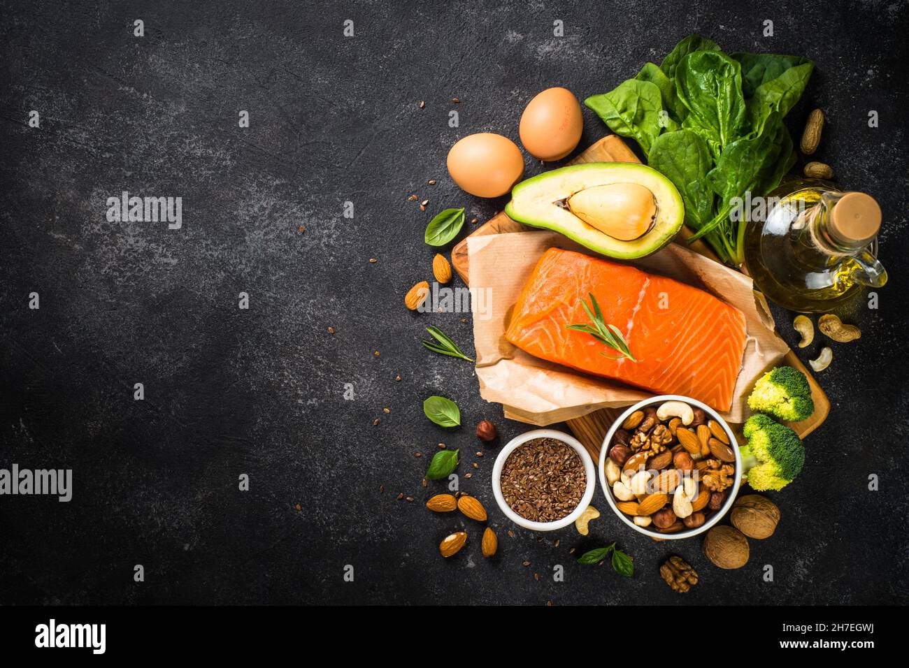 Gesunde Fette Produkte auf schwarzem Hintergrund. Stockfoto