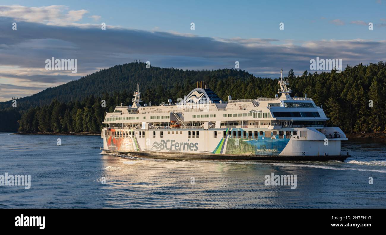 Fähre vor den Coast Mountains. BC Fähre überquert die Meerenge im Golf Islands National Park. BC Fähren, Boot, Fluss Stockfoto