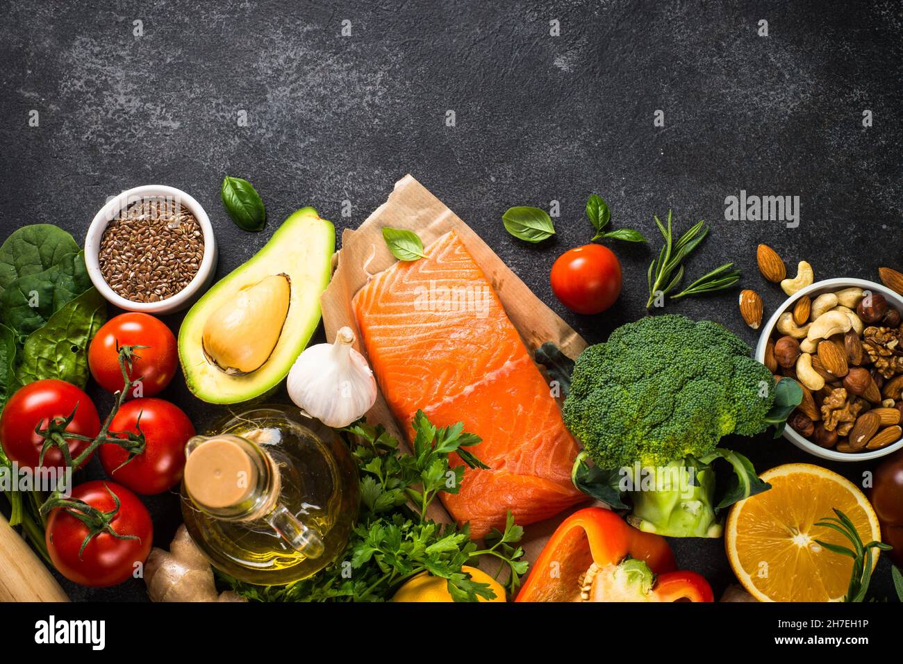 Gesunde Lebensmittel auf schwarzem Hintergrund, Draufsicht. Stockfoto