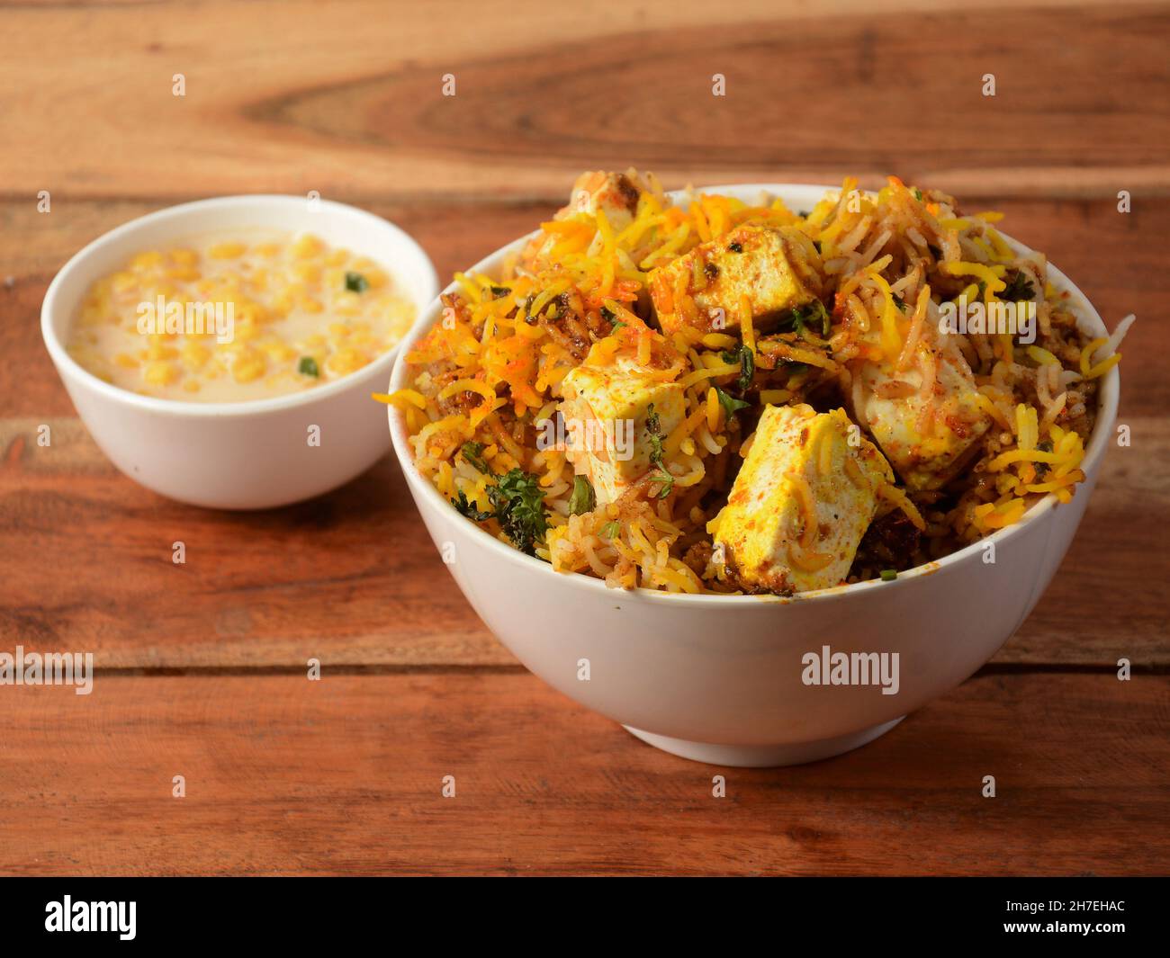 Veg Paneer Biryani mit gemischtem Gemüse wie Paneer, Kartoffel, Karotten, Erbsen, gekocht zusammen mit gewürztem Reis und serviert mit Boondi raita, selektiver Konzentration Stockfoto