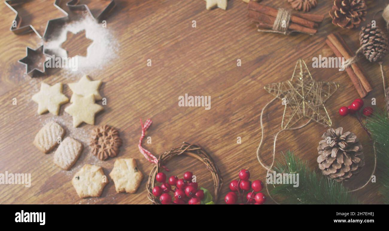 Bild von fröhlichem weihnachtstext über weihnachtsdekorationen Stockfoto