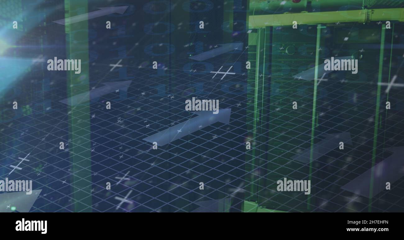 Bild der Datenverarbeitung und Pfeile über grünen Lichtern von Computerservern Stockfoto