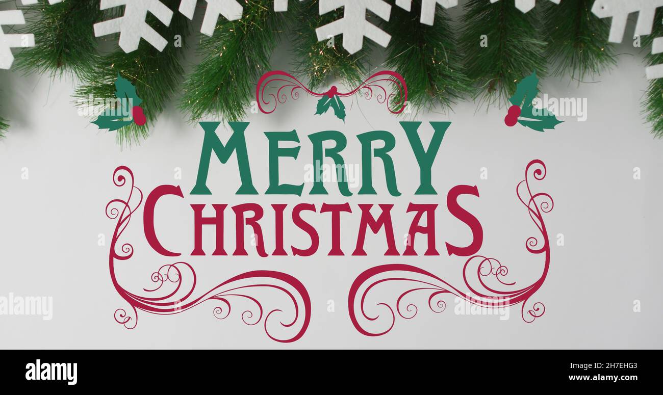 Bild von fröhlichem weihnachtstext über Tannenzweig Stockfoto