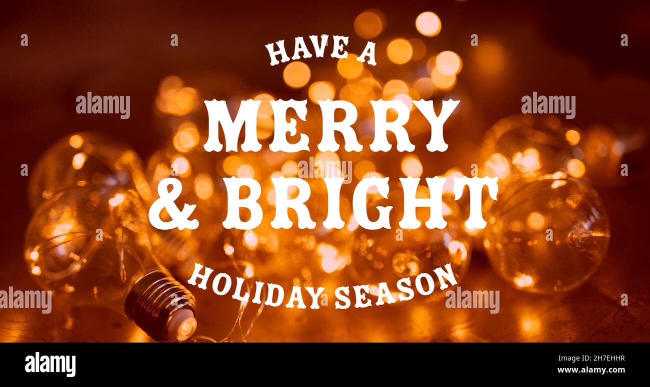 Bild von fröhlichem weihnachtstext über Glühbirnen Stockfoto