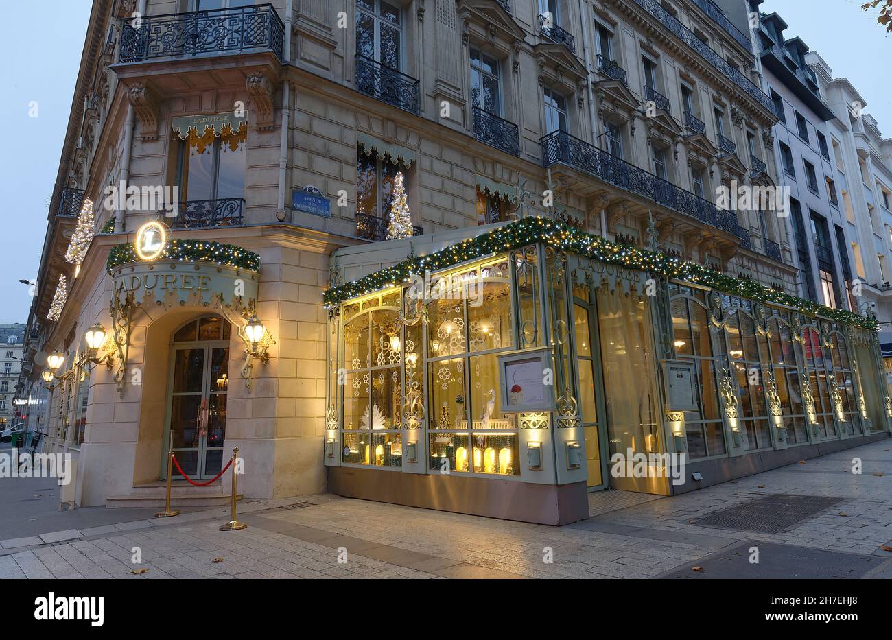 Die berühmte französische Luxusbäckerei und Süßwarenhandlung La Duree wurde zu Weihnachten auf der Champs Elysees Avenue in Paris, Frankreich, dekoriert. Stockfoto
