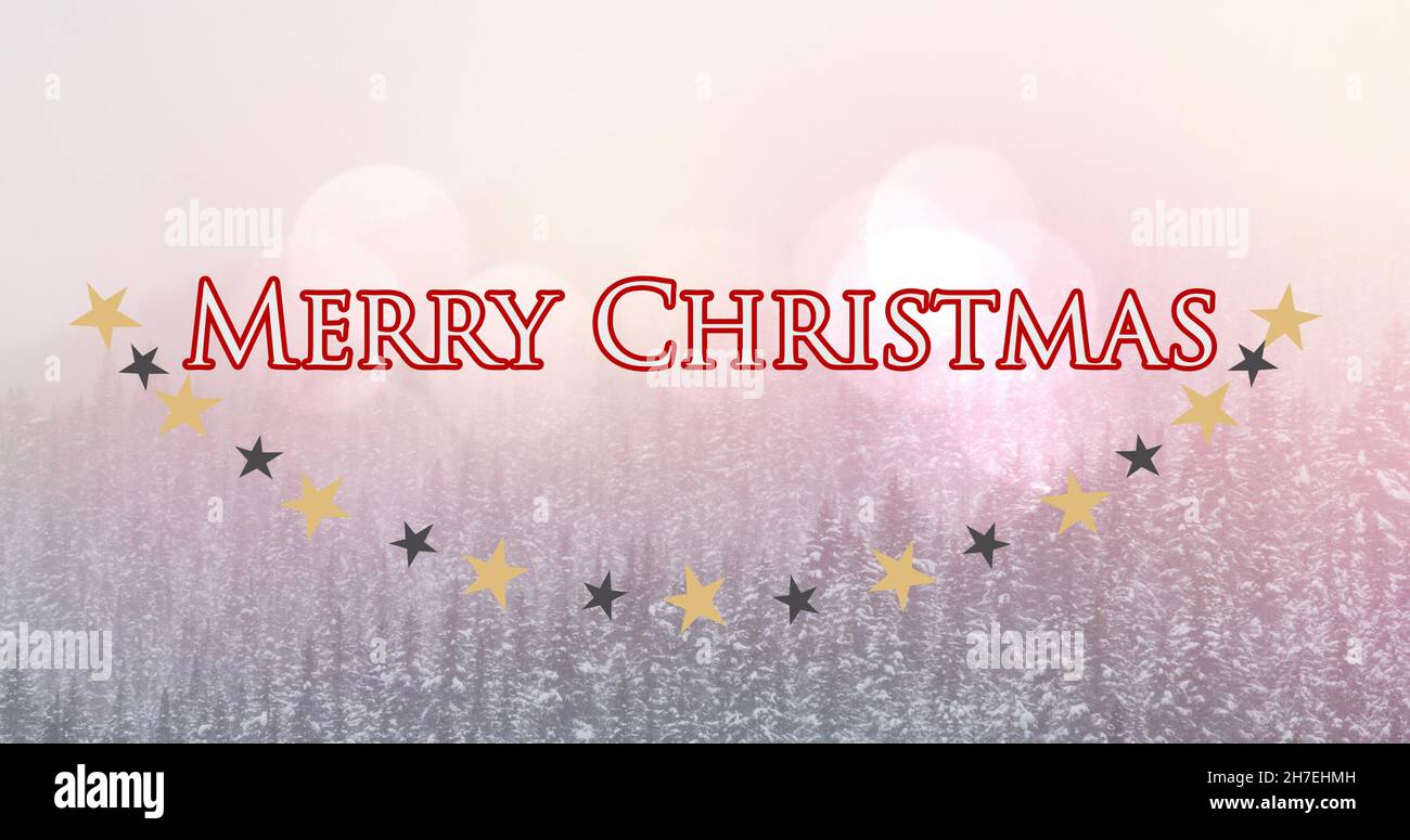 Bild von fröhlichem weihnachtstext über Sternen und Tannenbäumen Stockfoto