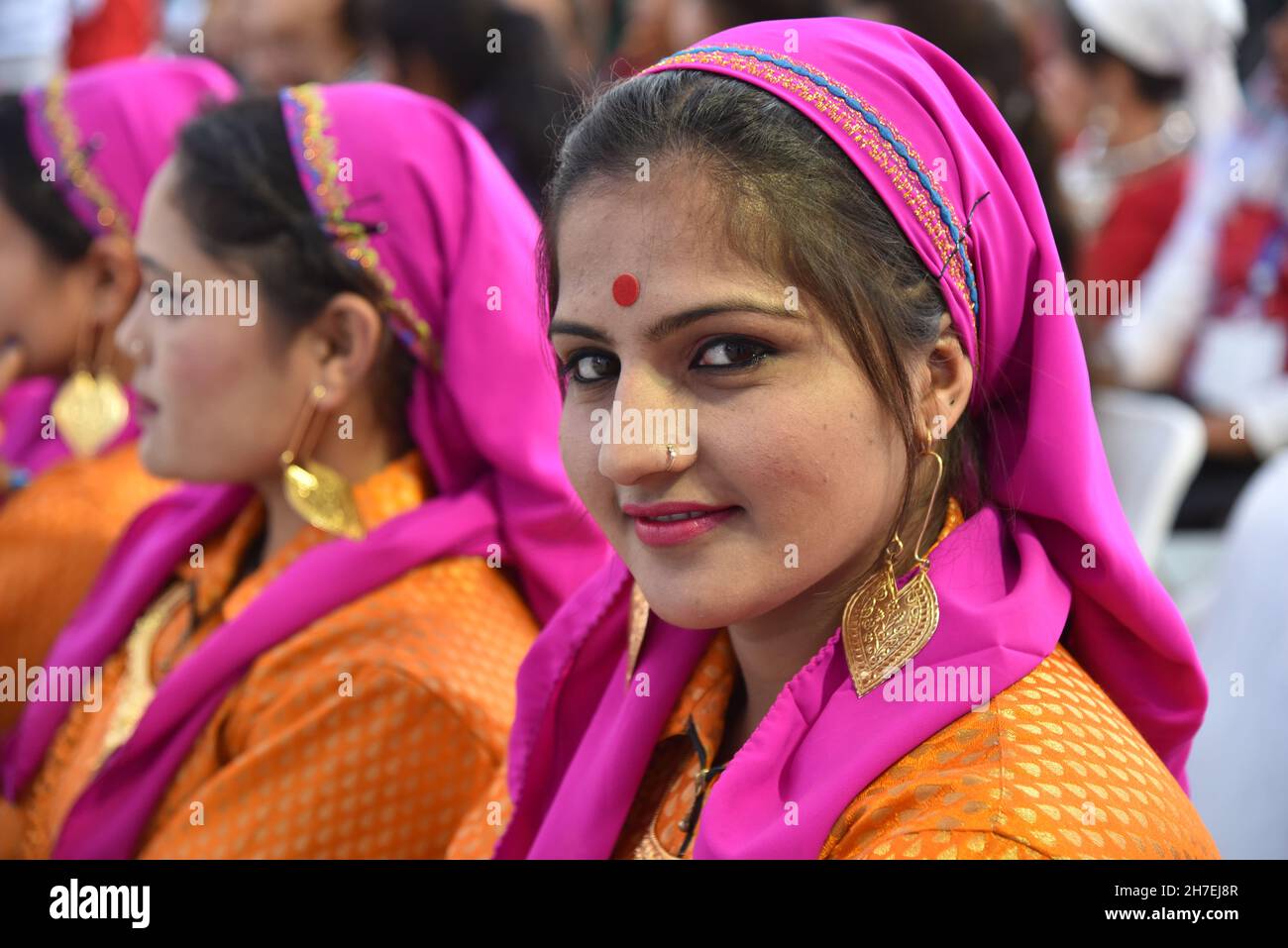 Porträt einer Stammesfrau. Stammesteilnehmer mit ihren traditionellen Kleidern während des gesamten indischen Stammesfestivals, das vom Ministerium für Stammesangelegenheiten organisiert wird. Indien. Stockfoto