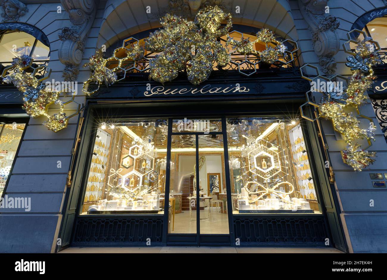 Guerlain-Geschäft an der Avenue des Champs-Elysees, das zu Weihnachten in Paris dekoriert ist. Guerlain ist eines der führenden Luxuslabels von Düften in der Stockfoto