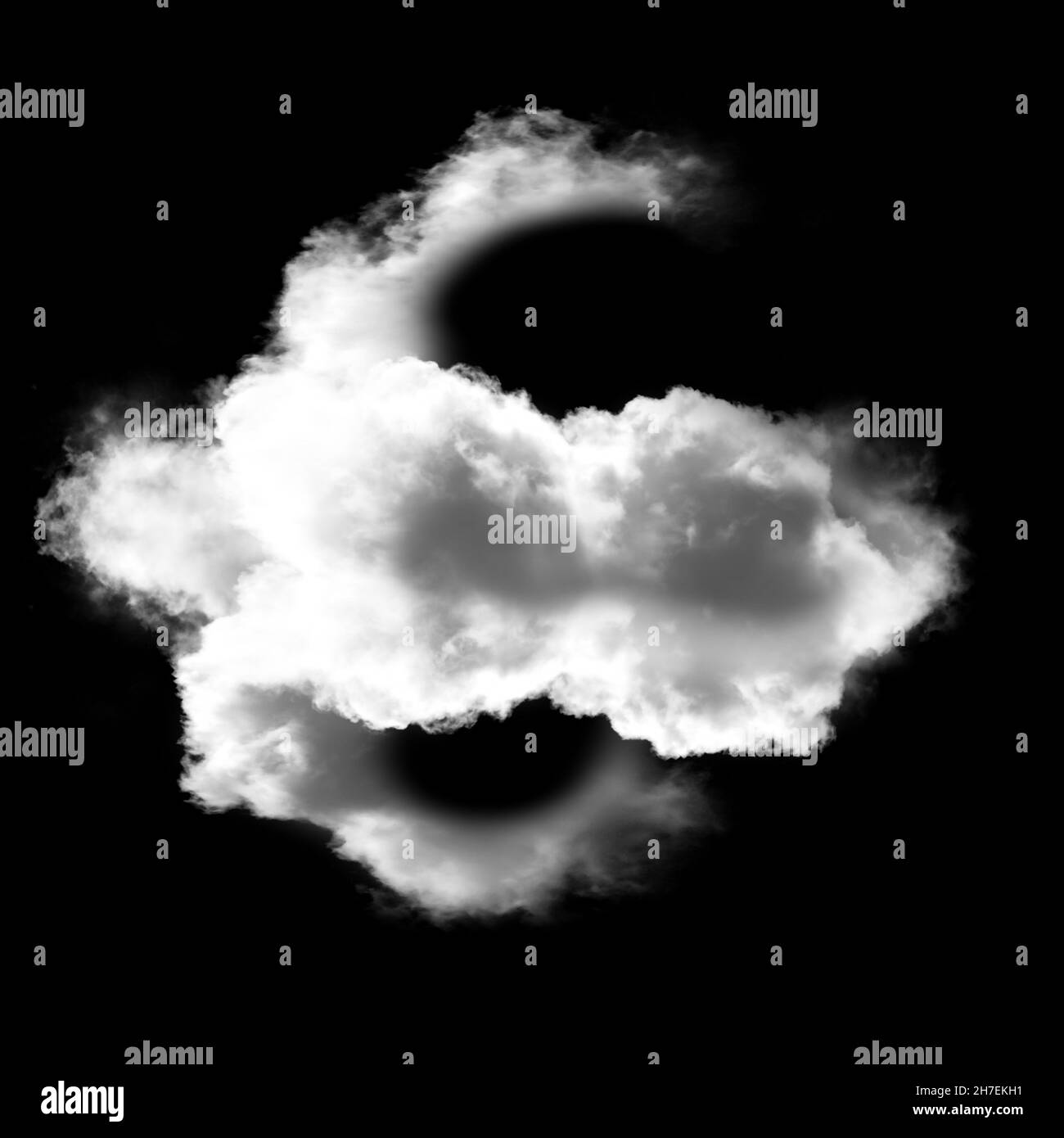 Seltsame weiße Wolkenform isoliert auf schwarzem Hintergrund Stockfoto