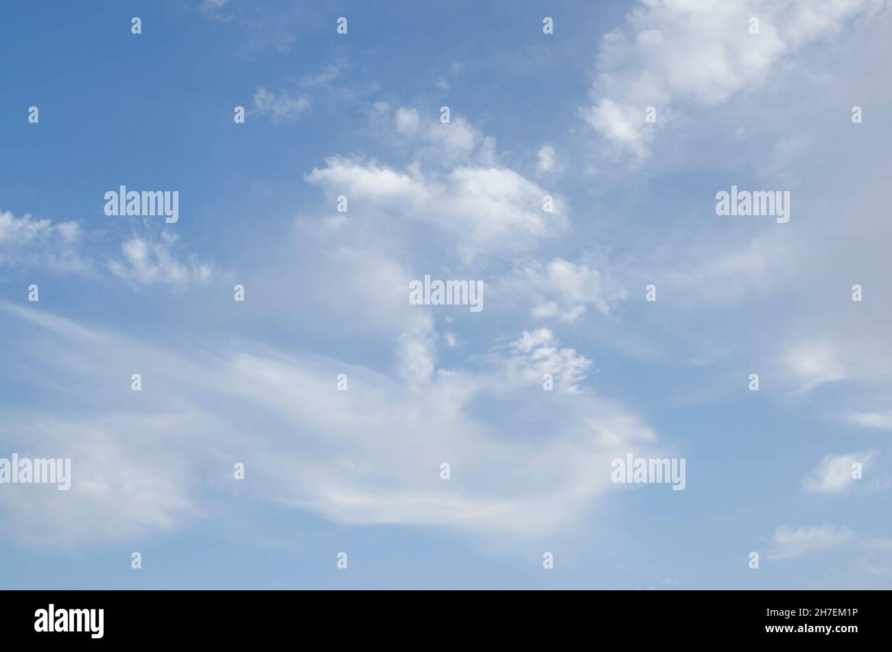 Ruhiger blauer Himmel mit hellweißen Wolken Stockfoto