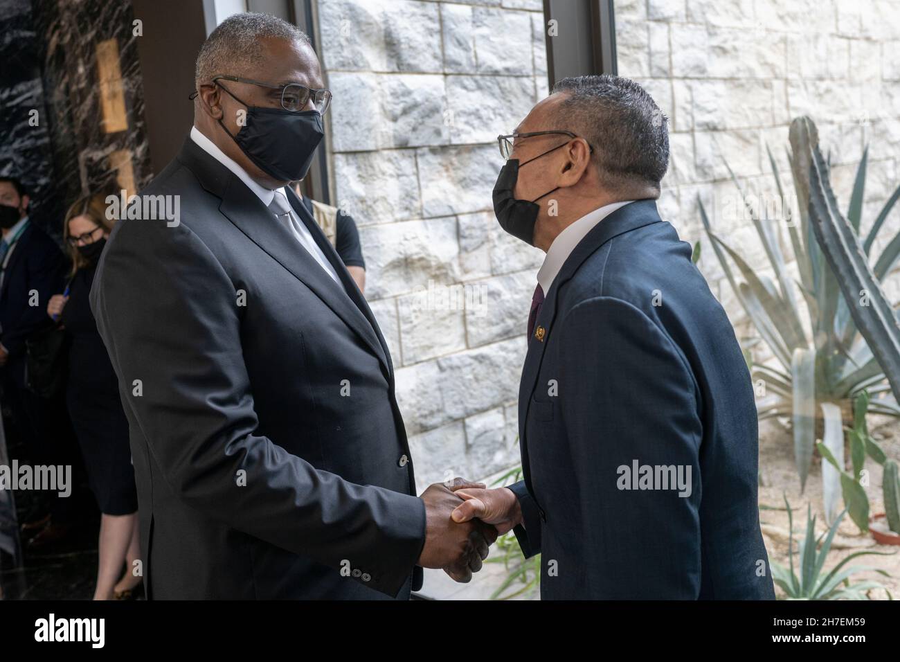 Manama, Bahrain. 20th. November 2021. Der US-Verteidigungsminister Lloyd J. Austin III schüttelt die Hände mit dem malaysischen Verteidigungsminister Hishammuddin Hussein, der vor einem bilateralen Treffen am Rande des jährlichen Manama-Dialogs für strategische Studien 17th am 20. November 2021 in Manama, Bahrain, gegangen ist. Kredit: Chad McNeeley/DOD Foto/Alamy Live Nachrichten Stockfoto