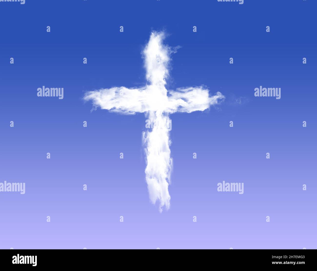 Weiße kreuzförmige Wolke, die im tiefblauen Himmel fliegt. Rauchform einer Kreuzigungsdarstellung Stockfoto