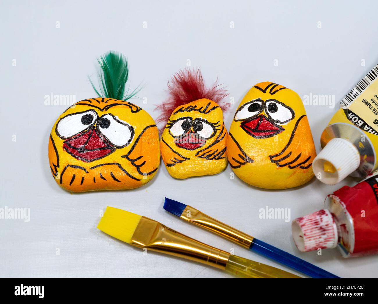 Handbemalte Souvenirs aus ausgewählten Flusskieseln, die durch das fliessende Wasser im Fluss angenehm geglättet werden Stockfoto