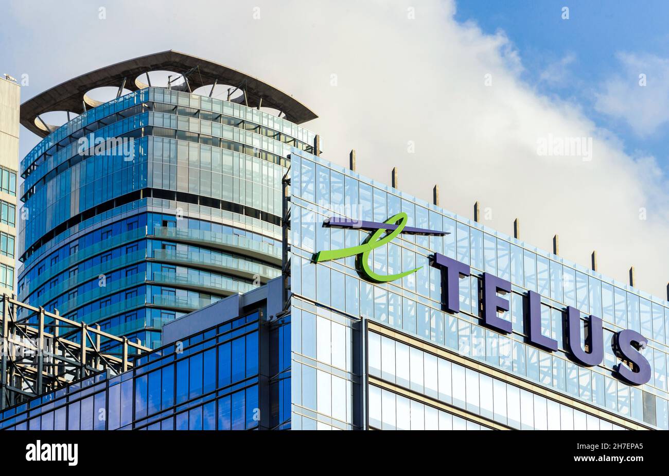 Logo oder Schild der Telus Company auf der Glasfassade eines modernen Gebäudes im Stadtzentrum. 22. November 2021 Stockfoto