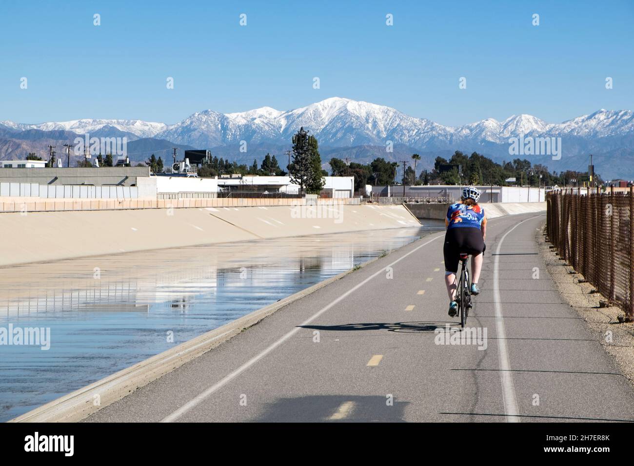 Radfahrer fahren im Winter auf einem eigens dafür vorgesehenen Radweg Stockfoto