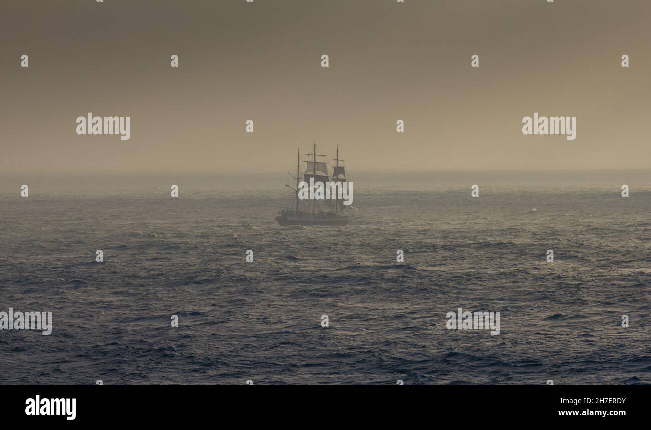 Dreimast-Schoner-Schiff unter Segel unter nebligen Bedingungen in der Nordsee. Name des Schiffs nicht bekannt. Südkurs. Stockfoto