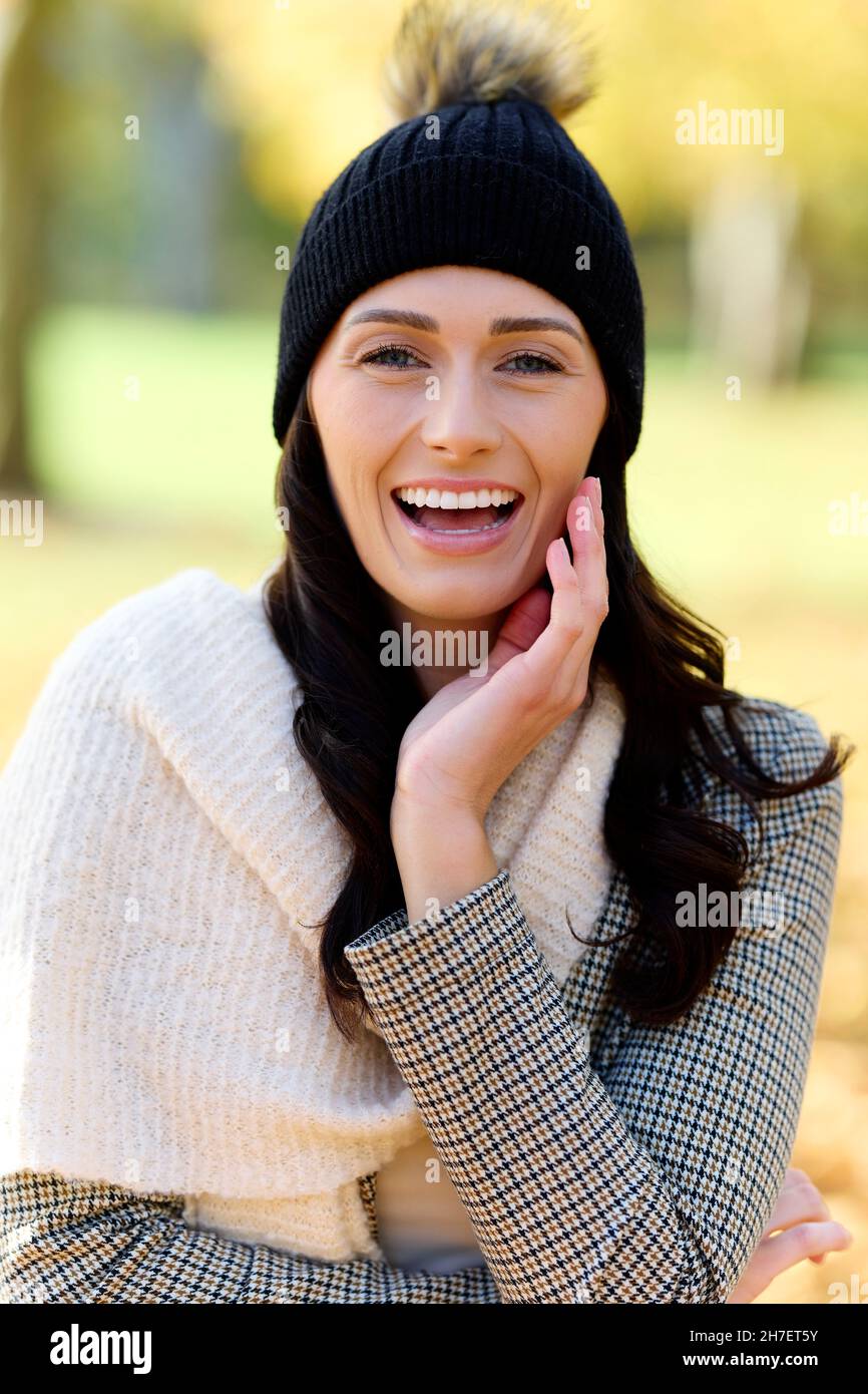 Schöne Frau im freien Stockfoto