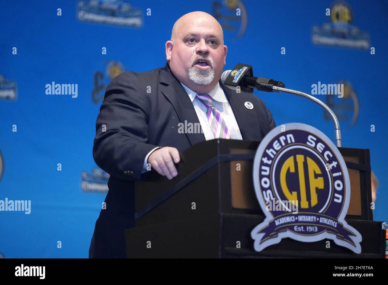 Der stellvertretende kommissar der CIF-Südsektion, Thom Simmons, spricht auf der Pressekonferenz der CIF-SHootball-Meisterschaft 45th, Montag, den 22 2021. November, in Long Stockfoto