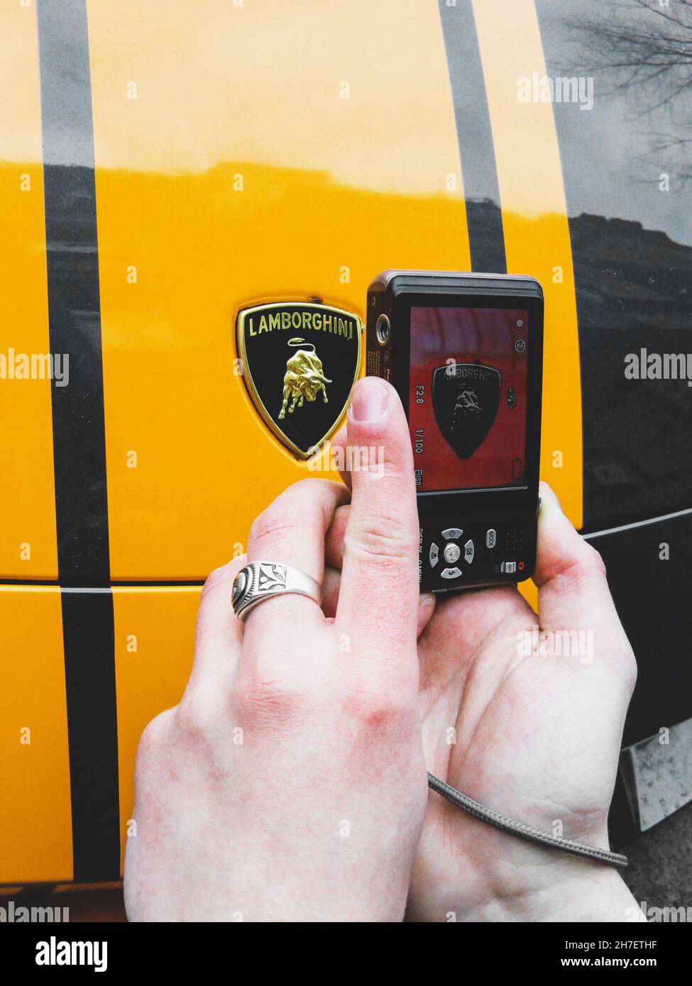 Kiew, Ukraine - 9. April 2011: Guy fotografiert Lamborghini Gallardo LP560-4 in der Stadt Stockfoto