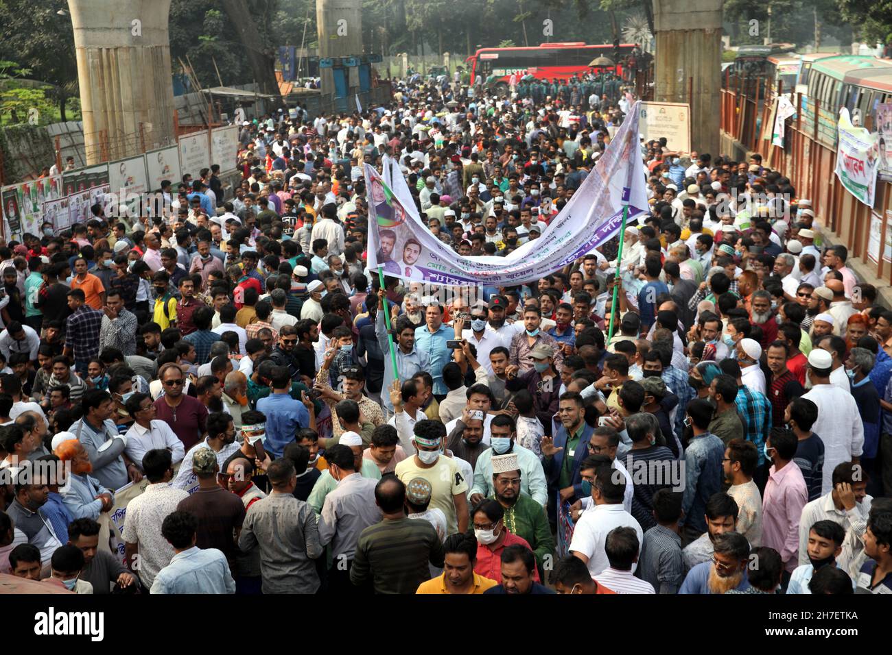 Nicht exklusiv: Die Führer und Aktivisten der Bangladesh Nationalist Party (BNP) nehmen an einer Demonstration vor der National Press CL Teil Stockfoto