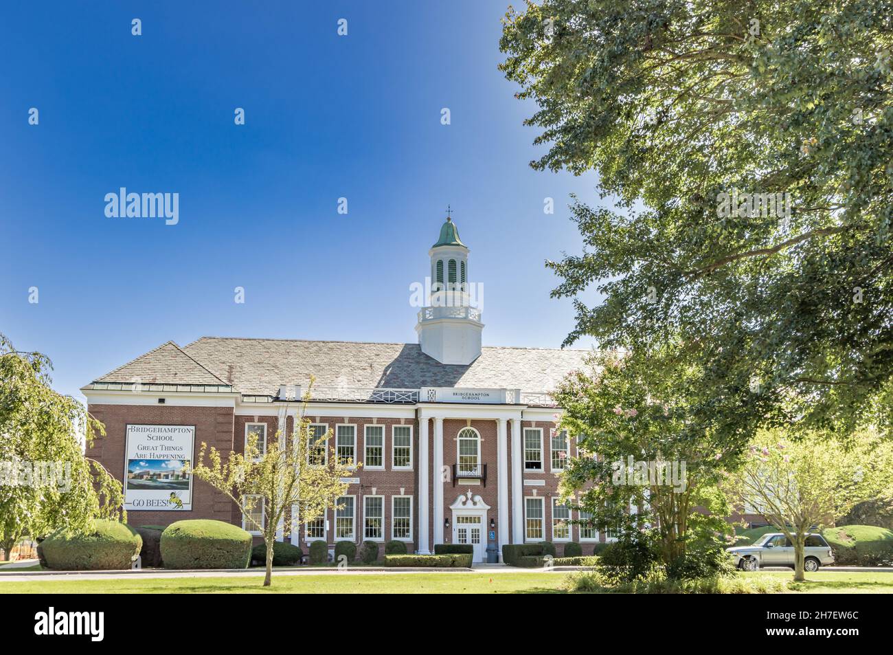 Frontfassade der Bridgehampton School Stockfoto