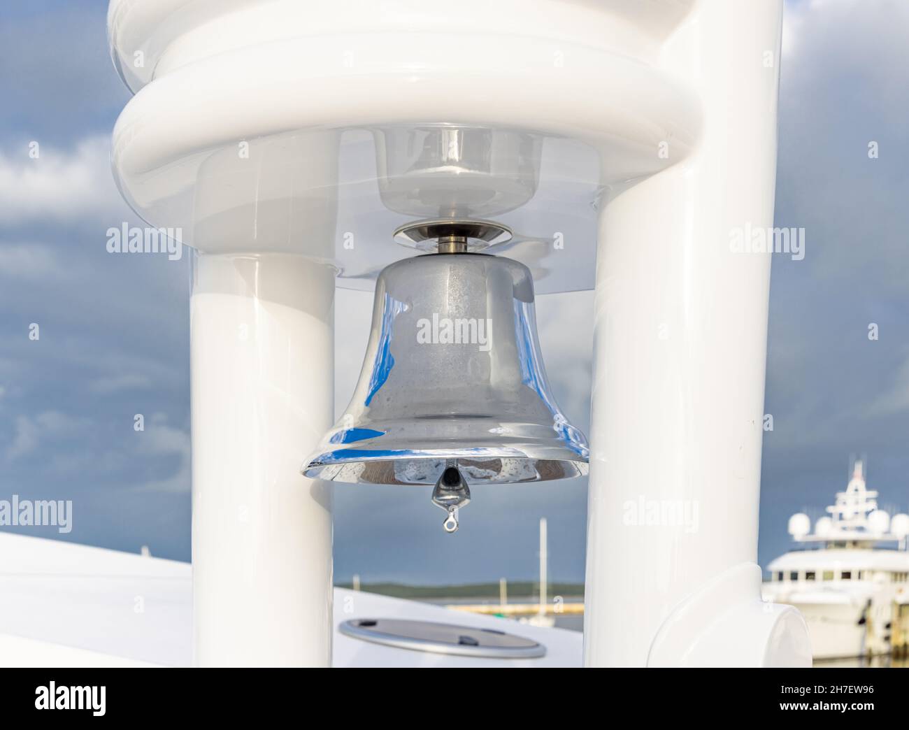 Polierte Glocke auf einer Super Yacht mit Yachten im Hintergrund Stockfoto
