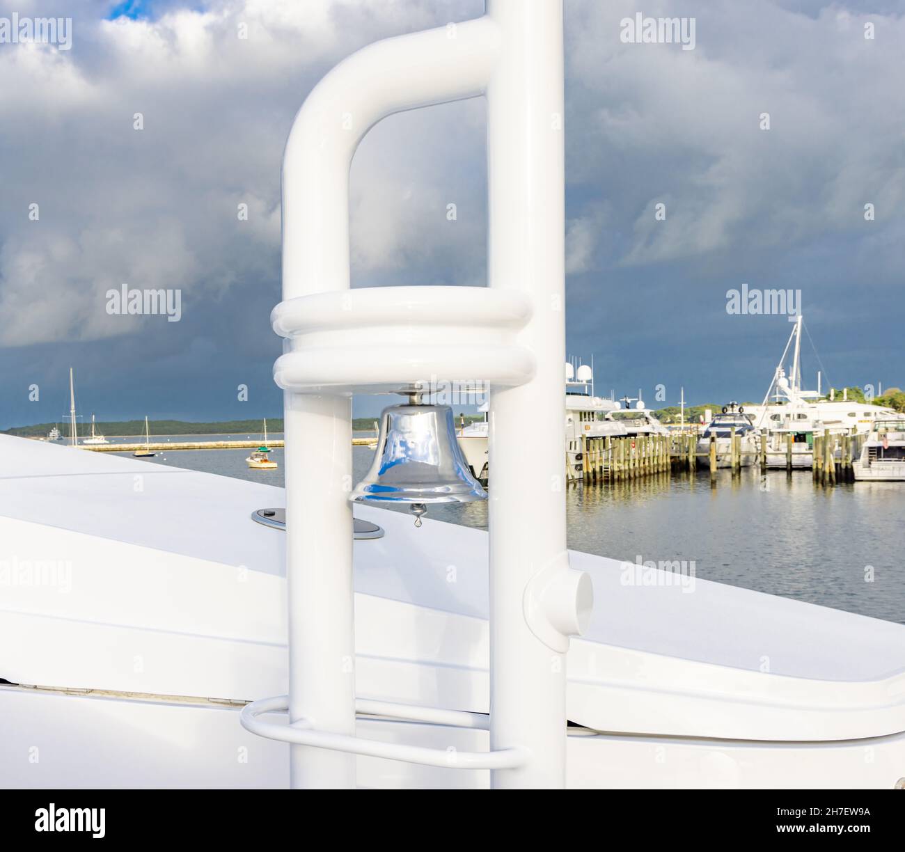 Polierte Glocke auf einer Super Yacht mit Yachten im Hintergrund Stockfoto