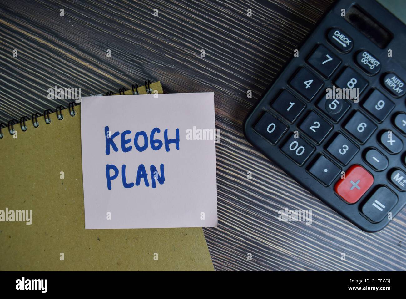 Keogh Plan schreiben Sie auf Haftnotizen isoliert auf Holztisch. Stockfoto Keogh Plan schreiben Sie auf Haftnotizen isoliert auf Holztisch. Stockfoto