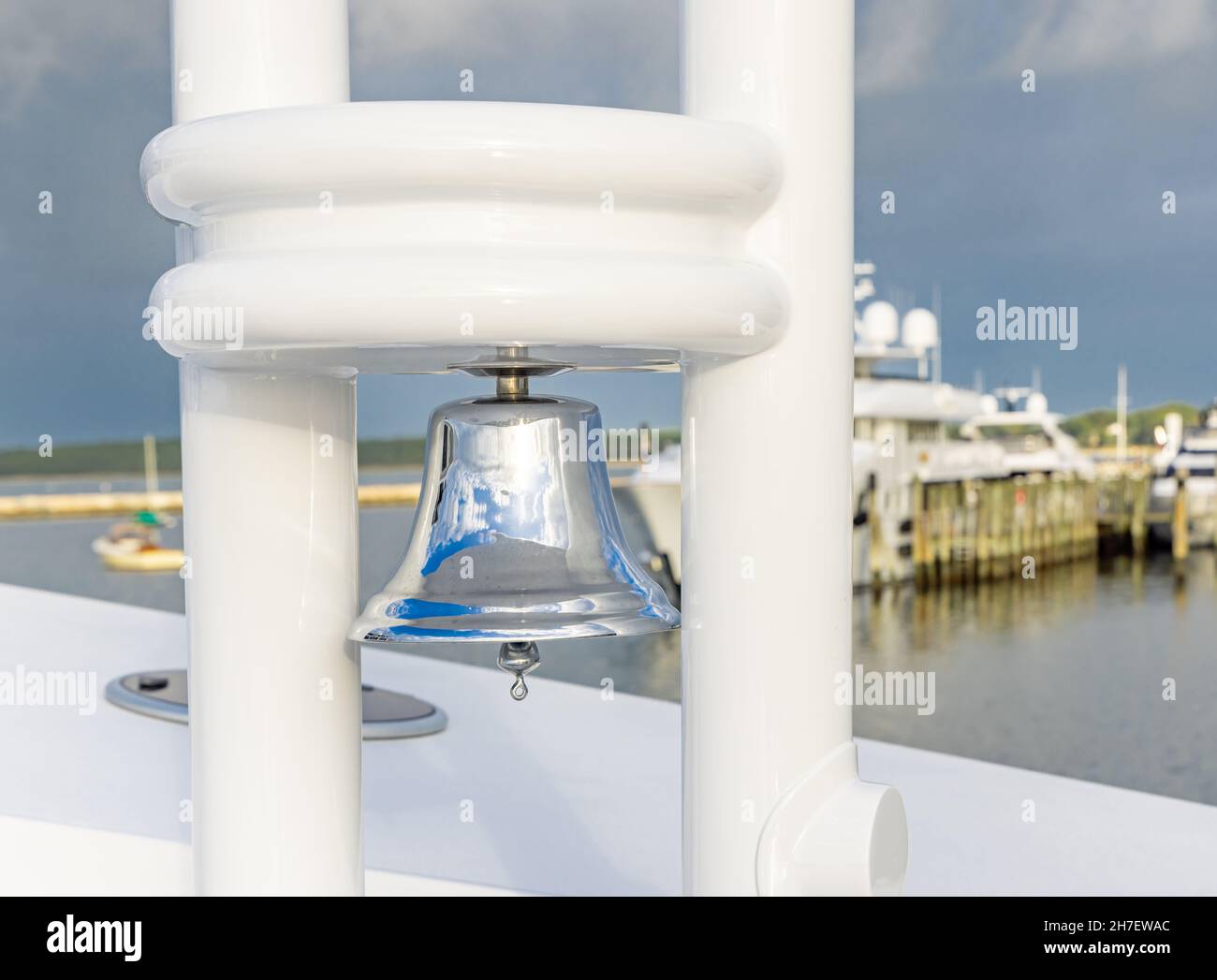 Polierte Glocke auf einer Super Yacht mit Yachten im Hintergrund Stockfoto