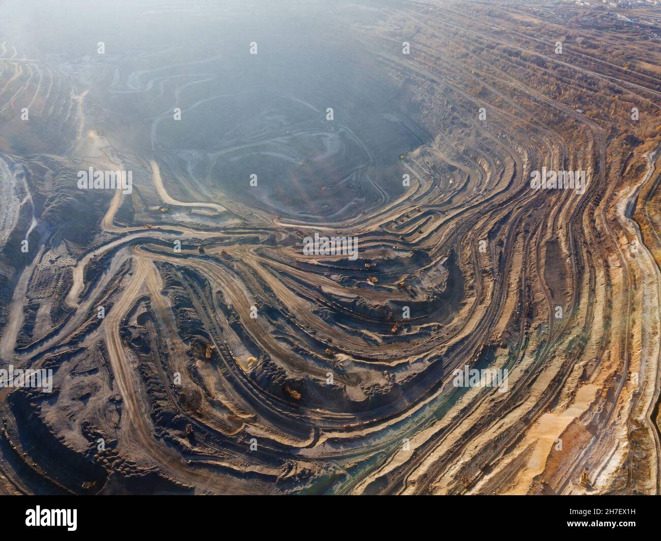 Tagebau in Bergbau- und Verarbeitungsanlage, Luftaufnahme. Stockfoto