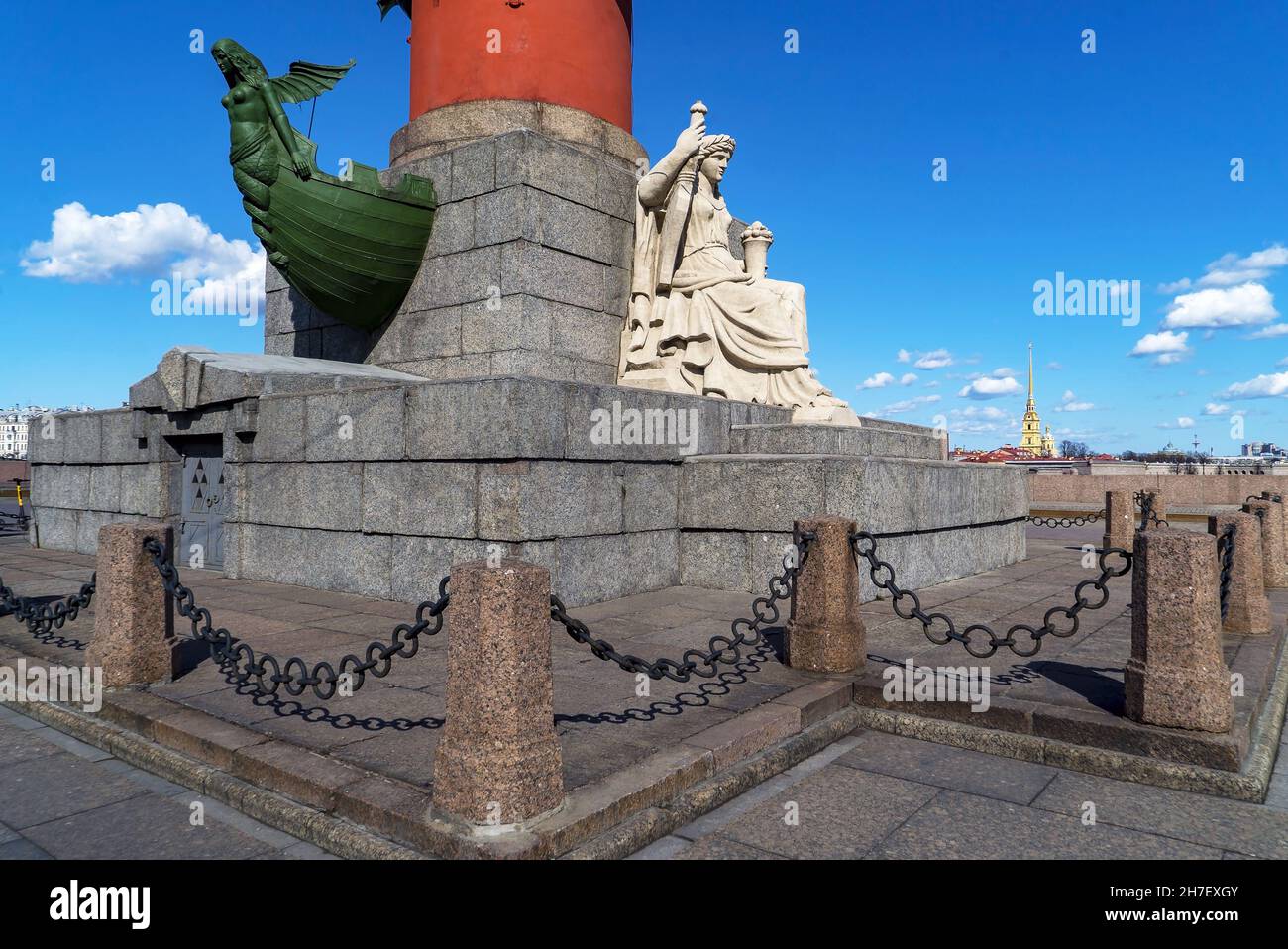 Skulptur auf der Rostral-Säule vor dem Hintergrund der Peter-Paul-Kathedrale. Sankt Petersburg. Stockfoto