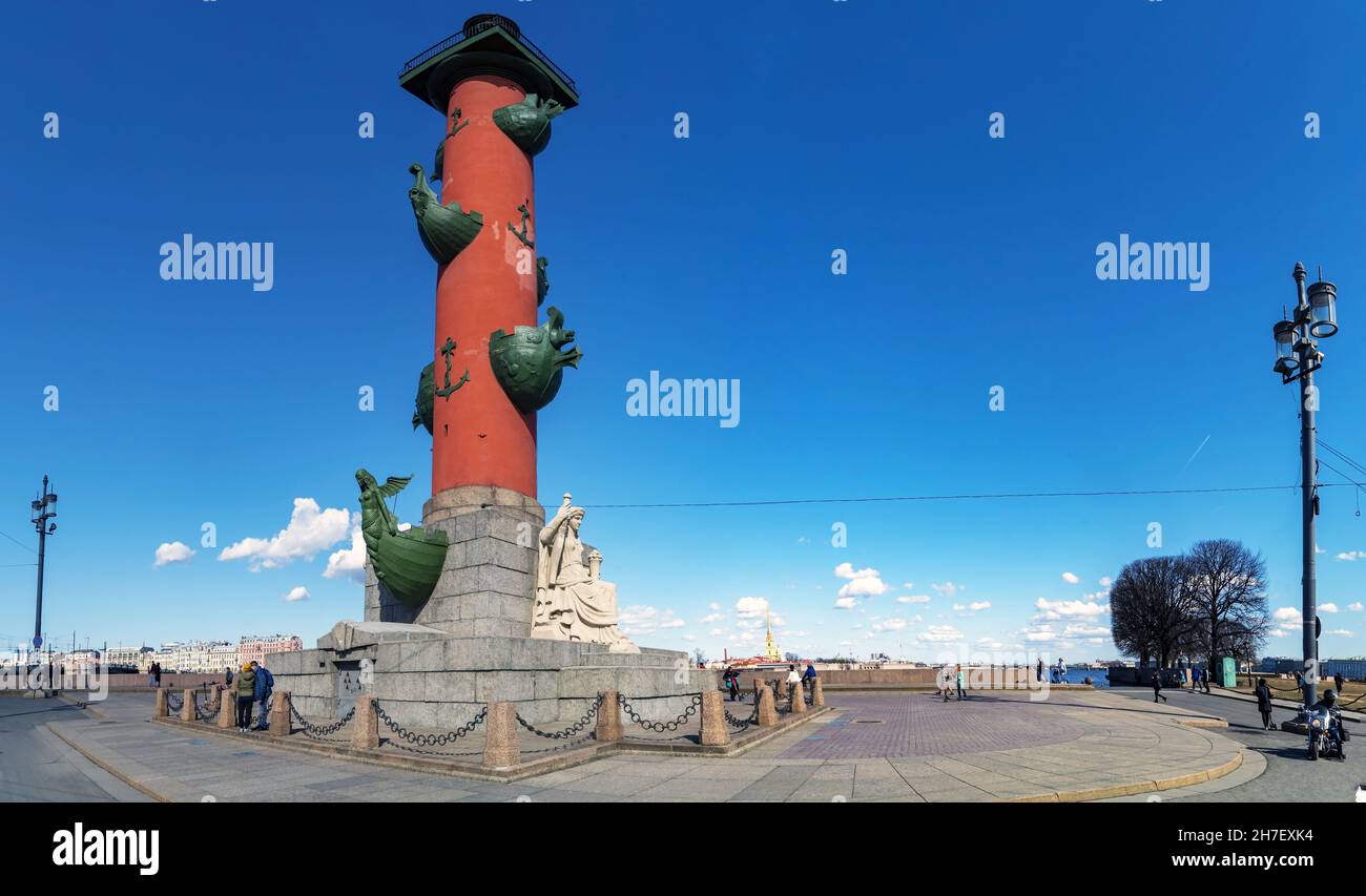Skulptur auf der Rostral-Säule vor dem Hintergrund der Peter-Paul-Kathedrale. Sankt Petersburg. Stockfoto
