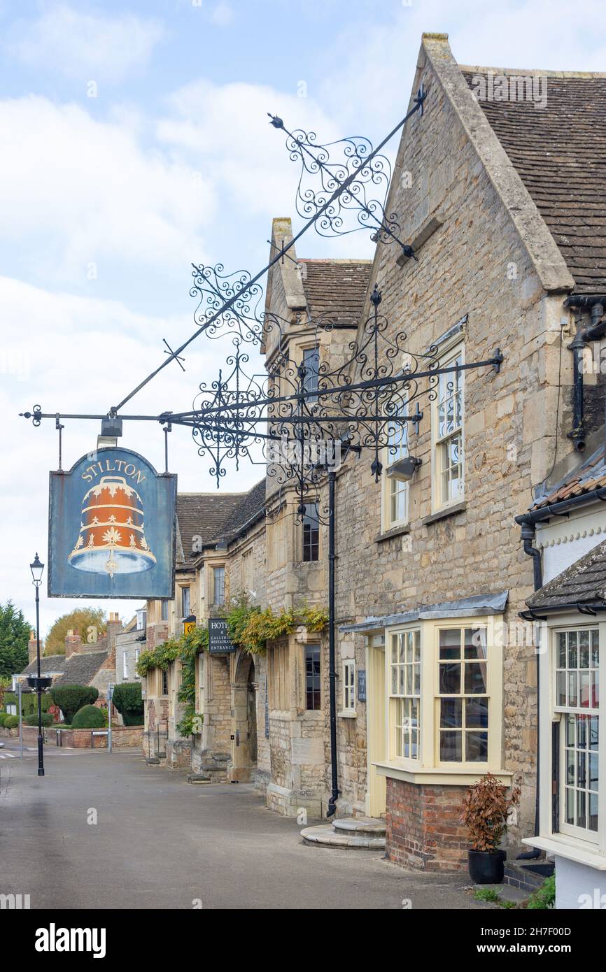 15th Century The Bell Inn, High Street, Stilton, Cambridgeshire, England, Vereinigtes Königreich Stockfoto