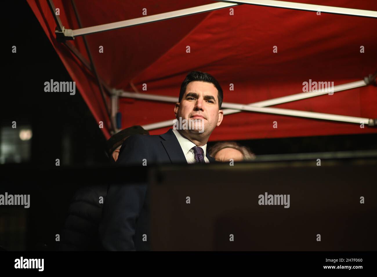 London, Großbritannien. 22nd. November 2021. Sprecher Richard Burgon, Abgeordneter der Unite Union, hält am 22. November 2021 in Richmond Terrace, Westminster, eine Kundgebung auf der Richmond Terrace, Westminster, London, Großbritannien, ab, um Parlamentsmitglieder gegen das bevorstehende Gesetz über Gesundheit und Pflege zu fordern. Kredit: Picture Capital/Alamy Live Nachrichten Stockfoto