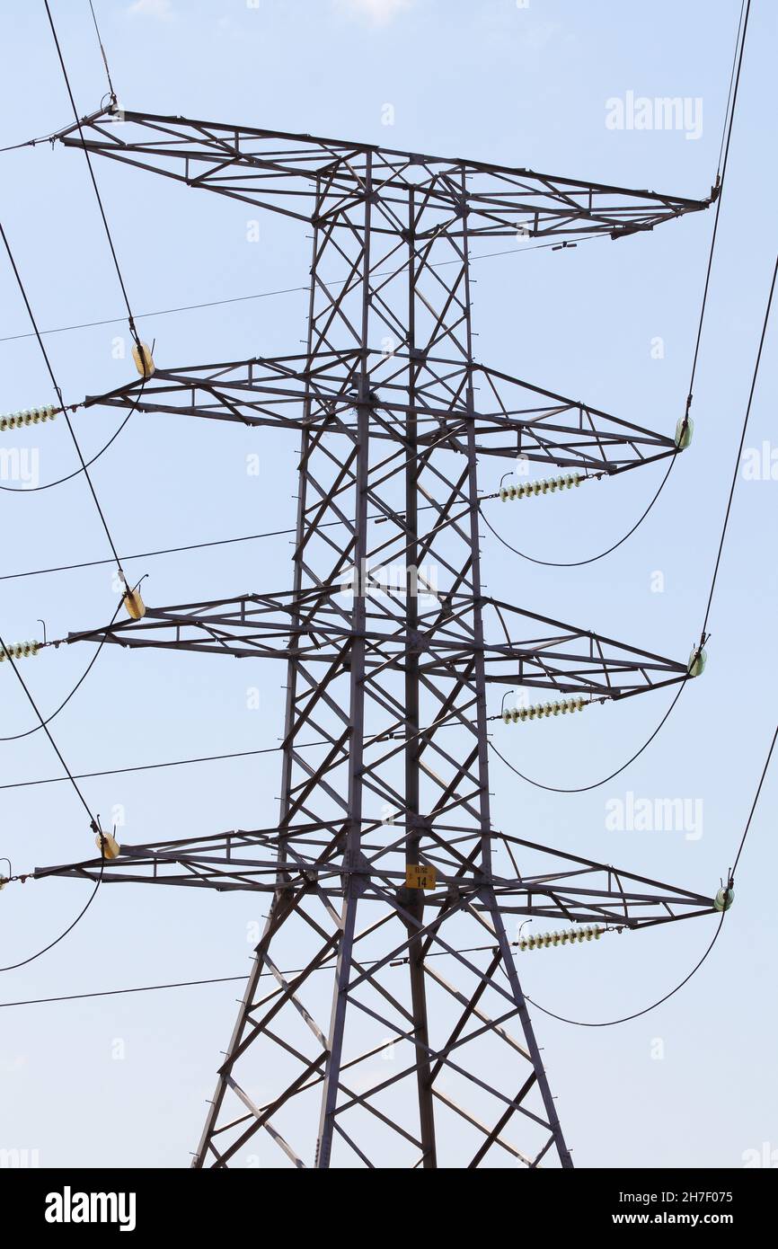 Hochspannungs-Strompylon Über Dem Elektrischen Stromnetz Stockfoto