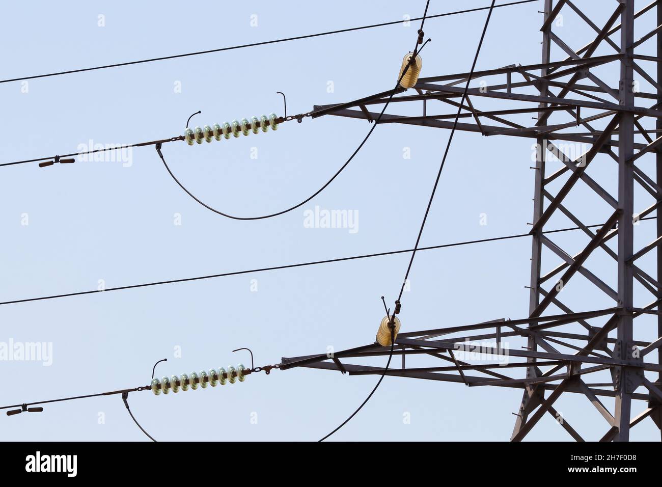 Isolierte elektrische Kabel am Power Pylon Close-Up Stockfoto