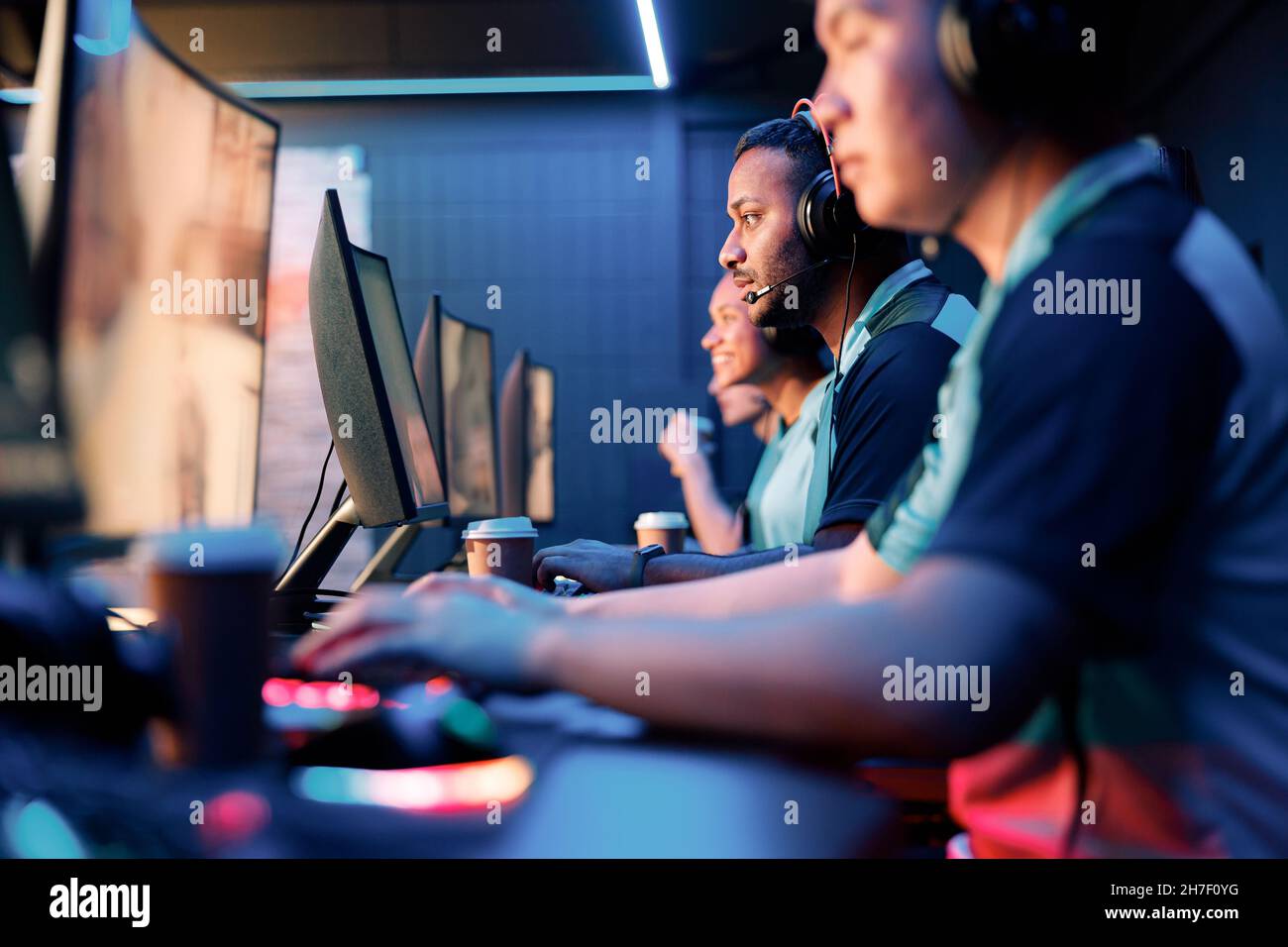 Beschäftigte Spieler konzentrierten sich auf die Entwicklung von Videospielen im Spieleclub Stockfoto