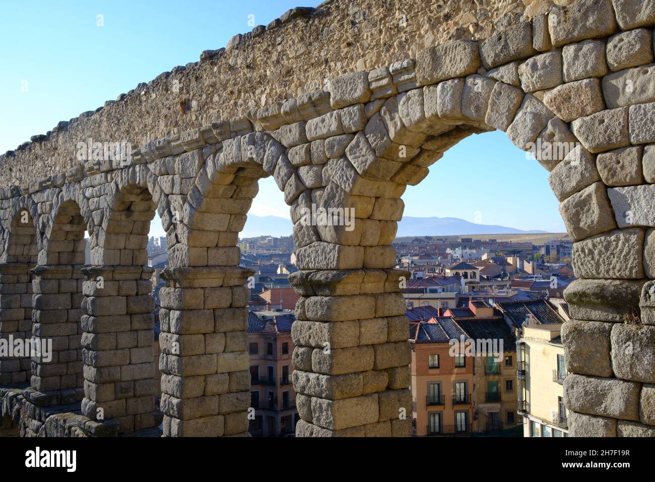 Blick auf Segovia vom römischen Aquädukt. UNESCO-Weltkulturerbe Stockfoto