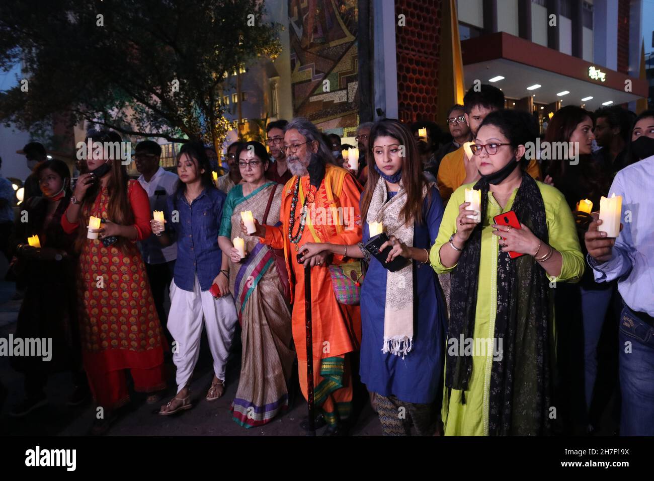 Kalkutta, Westbengalen, Indien. 22nd. November 2021. Tollywood-Schauspieler, Sänger, Sportpersönlichkeiten mit dem bekannten Folk-Sänger Purnadas Baul, Trinamool Congress MLA und der Schauspielerin Lovely Moitra, Bengalen nimmt an einer stillen Kundgebung Teil, um gegen den angeblichen Angriff auf die Führer des Trinamool-Kongresses in einem Tripura-Staat in Kalkutta zu protestieren. (Bild: © D Chakraborty/Pacific Press via ZUMA Press Wire) Stockfoto