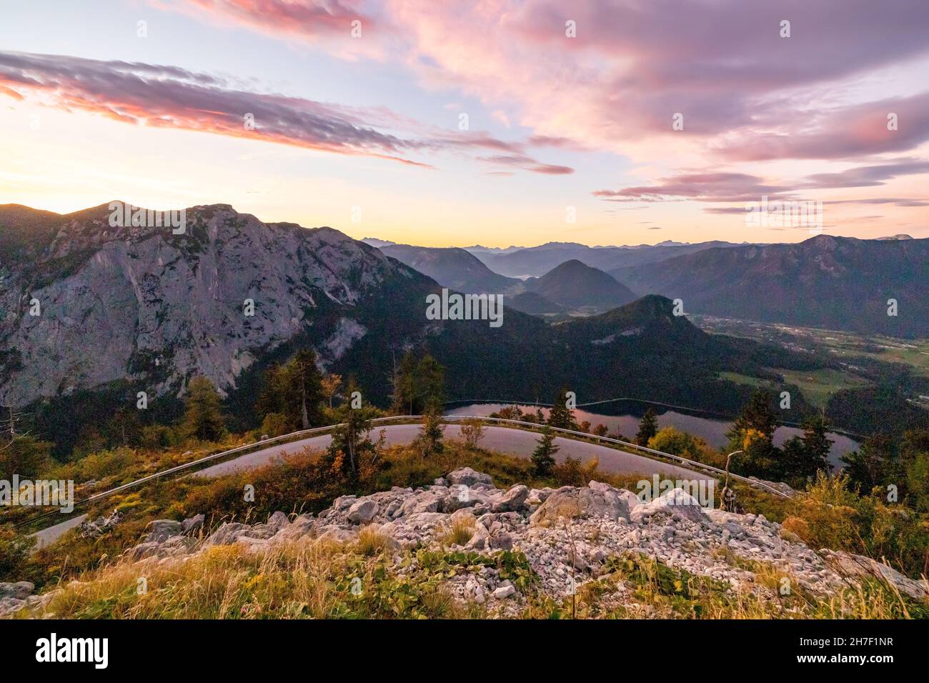 Magischer Sonnenaufgang von der Loser-Panoramastraße mit lebendigen Herbstfarben. Blick am Morgen auf die österreichischen Alpen Stockfoto