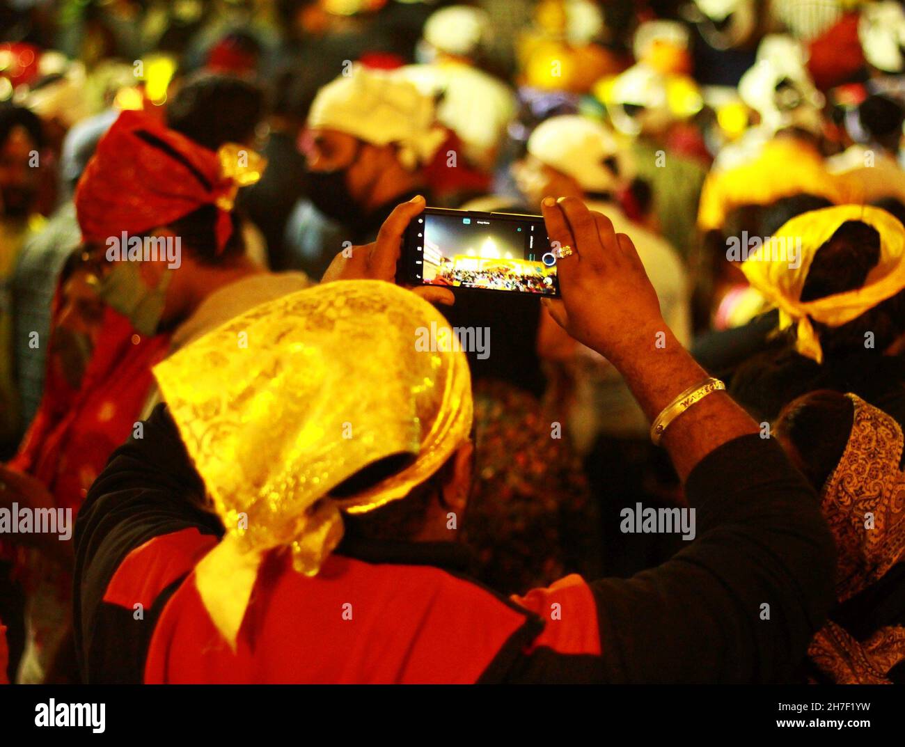 Neu-Delhi, Indien. 19th. November 2021. Selfies sind ein wichtiger Teil jeder Feier.Menschen zögern nicht, zu posieren, auch wenn sie dies in einer Menge tun müssen. (Bild: © Shikha Arya/Pacific Press via ZUMA Press Wire) Stockfoto