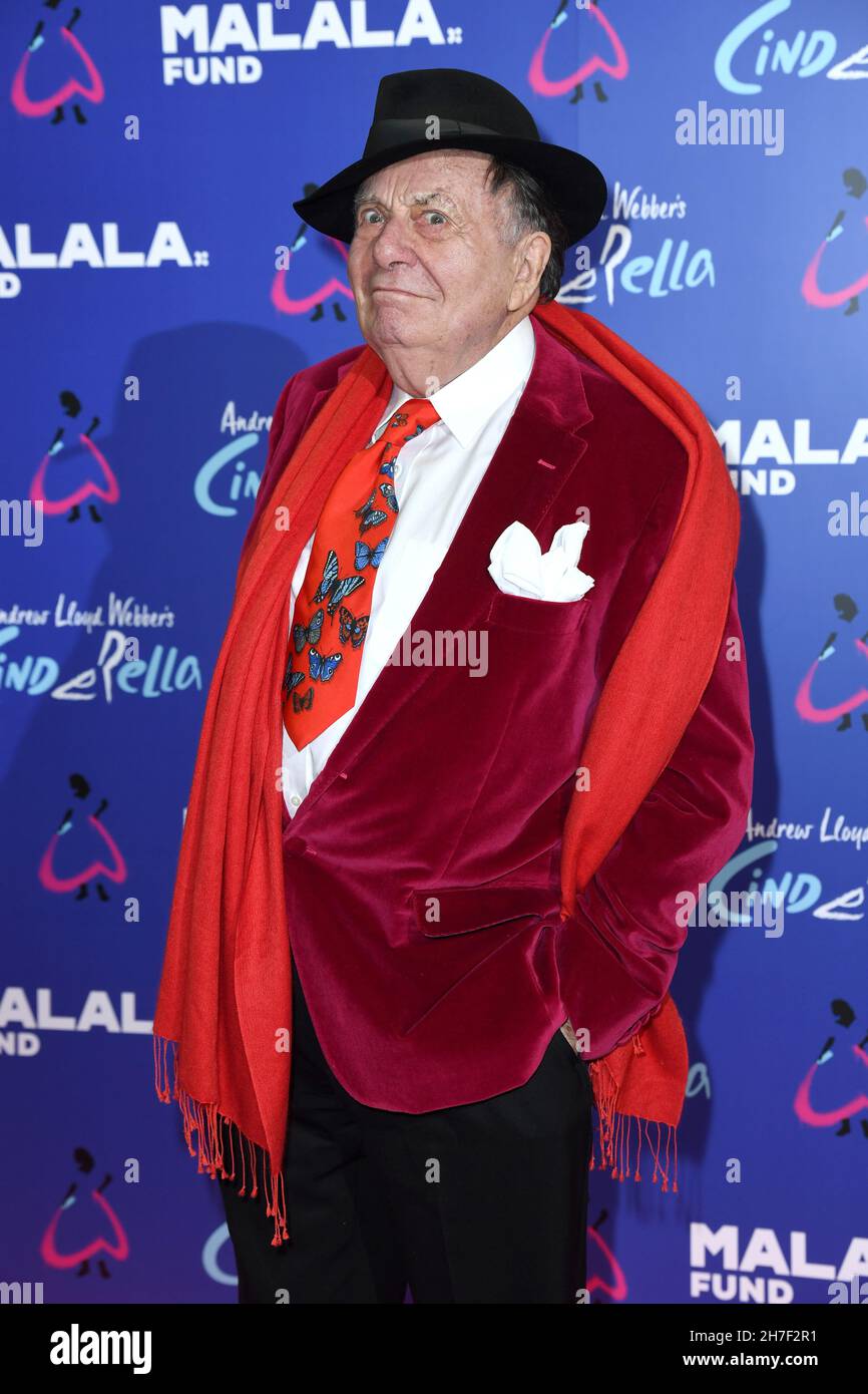 22nd. November 2021, London, Großbritannien. Barry Humphries bei der Ankunft im Cinderella Malala Fund Gala Performance, Gillian Lynne Theatre, London. Quelle: Doug Peters/EMPICS/Alamy Live News Stockfoto