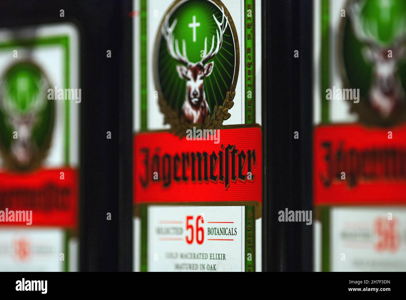 Jägermeister ist ein deutscher bittersüßer Likör aus 56 Sorten von Kräutern, Früchten und Gewürzen, Moskau 22 Nov 2021 Stockfoto