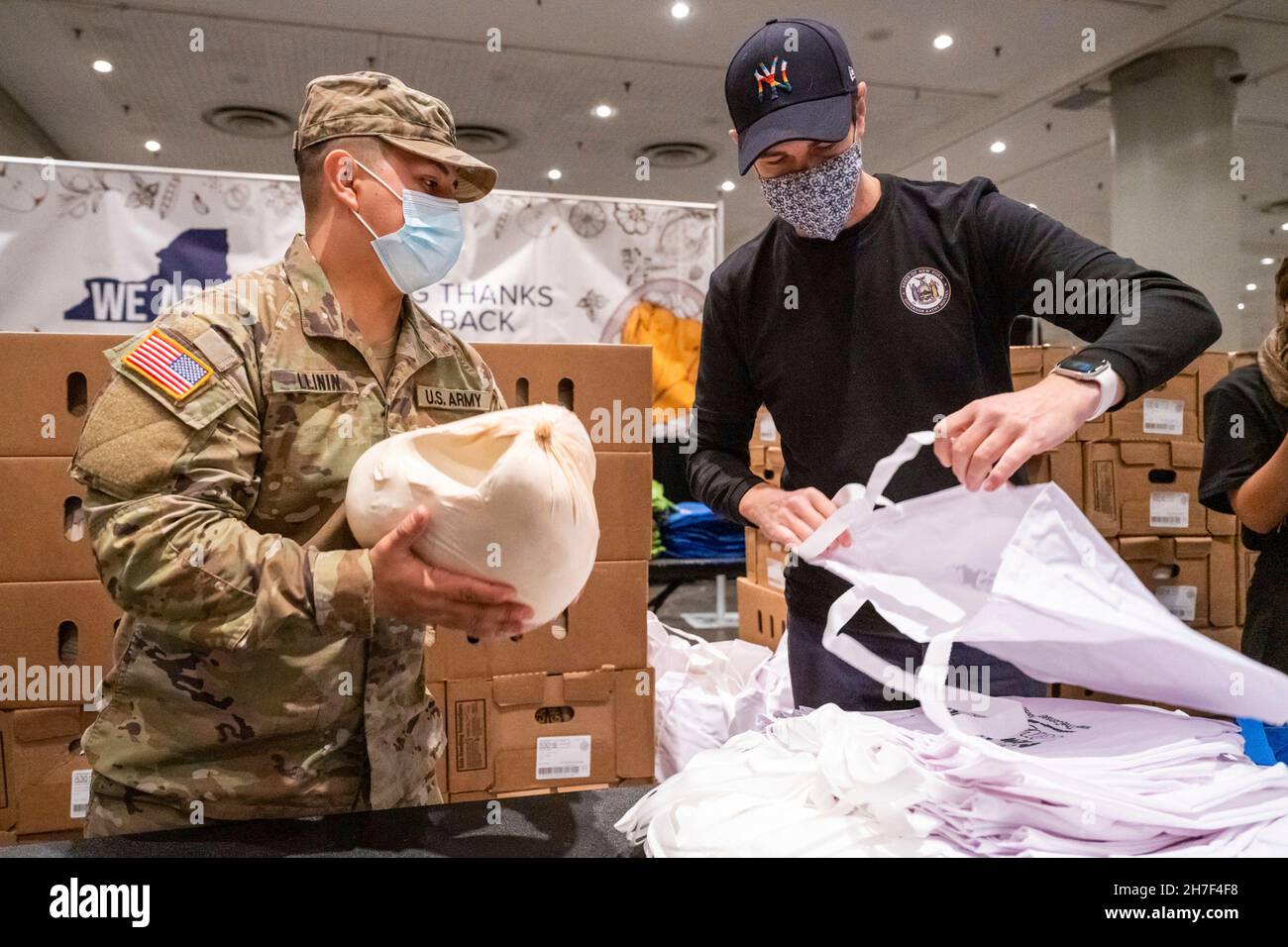 New York City, Usa. 22nd. November 2021. Ein US-Soldat der New Yorker Nationalgarde und ein Freiwilliger unterstützen die Verteilung von Thanksgiving-Truthäuten für bedürftige Familien im Jacob Javits Convention Center am 22. November 2021 in New York City. Quelle: Darren McGee/New York National Guard/Alamy Live News Stockfoto New York City, Usa. 22nd. November 2021. Ein US-Soldat der New Yorker Nationalgarde und ein Freiwilliger unterstützen die Verteilung von Thanksgiving-Truthäuten für bedürftige Familien im Jacob Javits Convention Center am 22. November 2021 in New York City. Quelle: Darren McGee/New York National Guard/Alamy Live News Stockfoto
