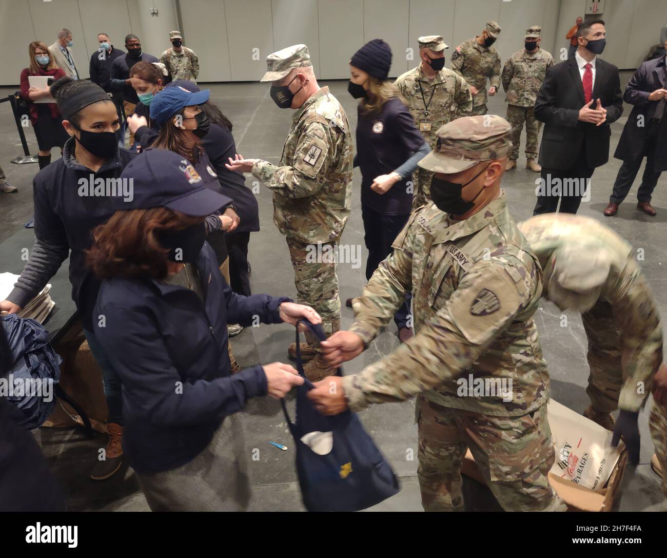 New York City, Usa. 22nd. November 2021. Die New Yorker Gouverneurin Kathy Hochul unterstützt Soldaten mit der New Yorker Nationalgarde und Luftfahrtschirme, die dem Empire Shield der Joint Task Force zugewiesen sind, und verteilt Thanksgiving-Truthähne für bedürftige Familien im Jacob Javits Convention Center, 22. November 2021 in New York City. Quelle: Darren McGee/New York National Guard/Alamy Live News Stockfoto